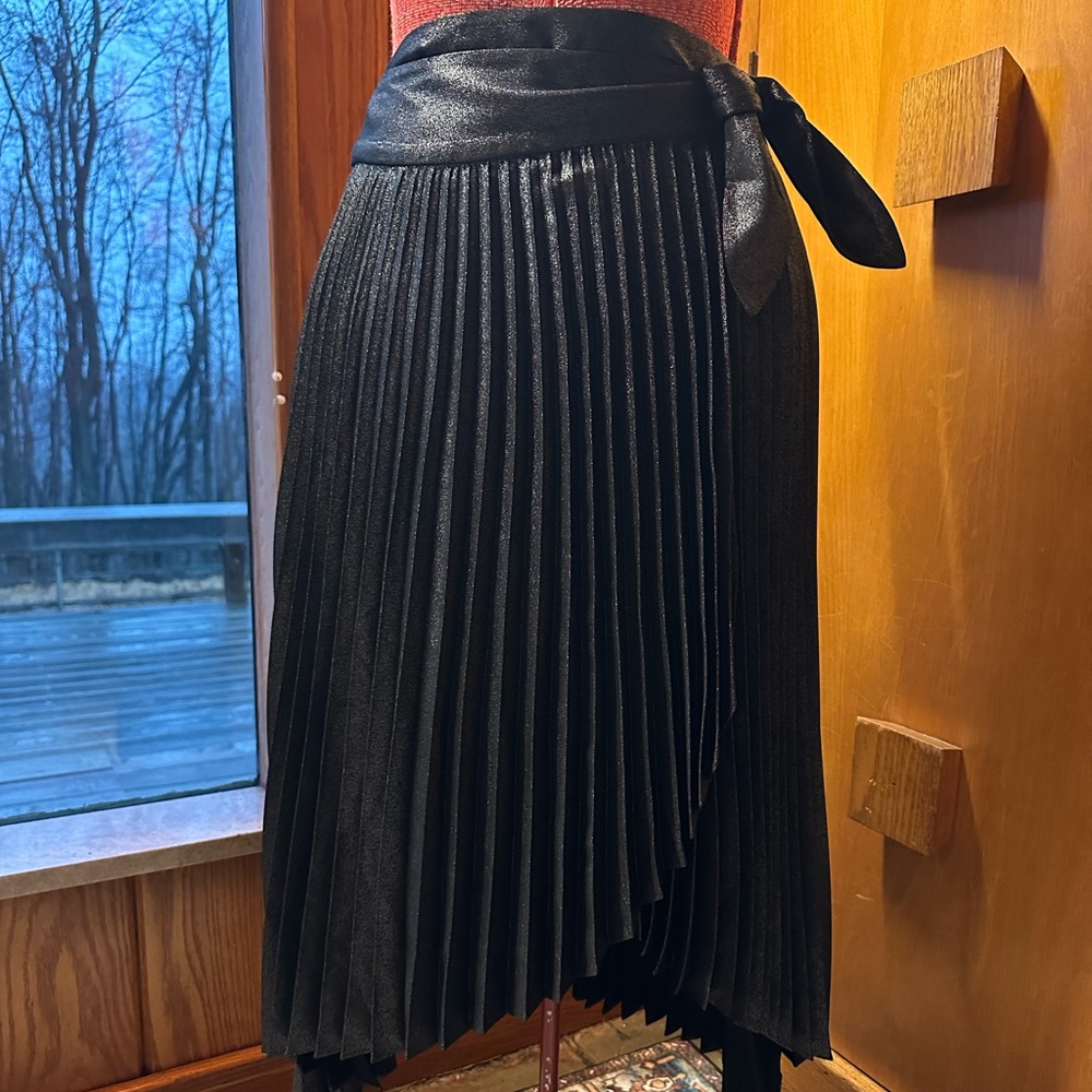 Gorgeous Blk/Silver metallic pleated wrap skirt WHBM Sz 0